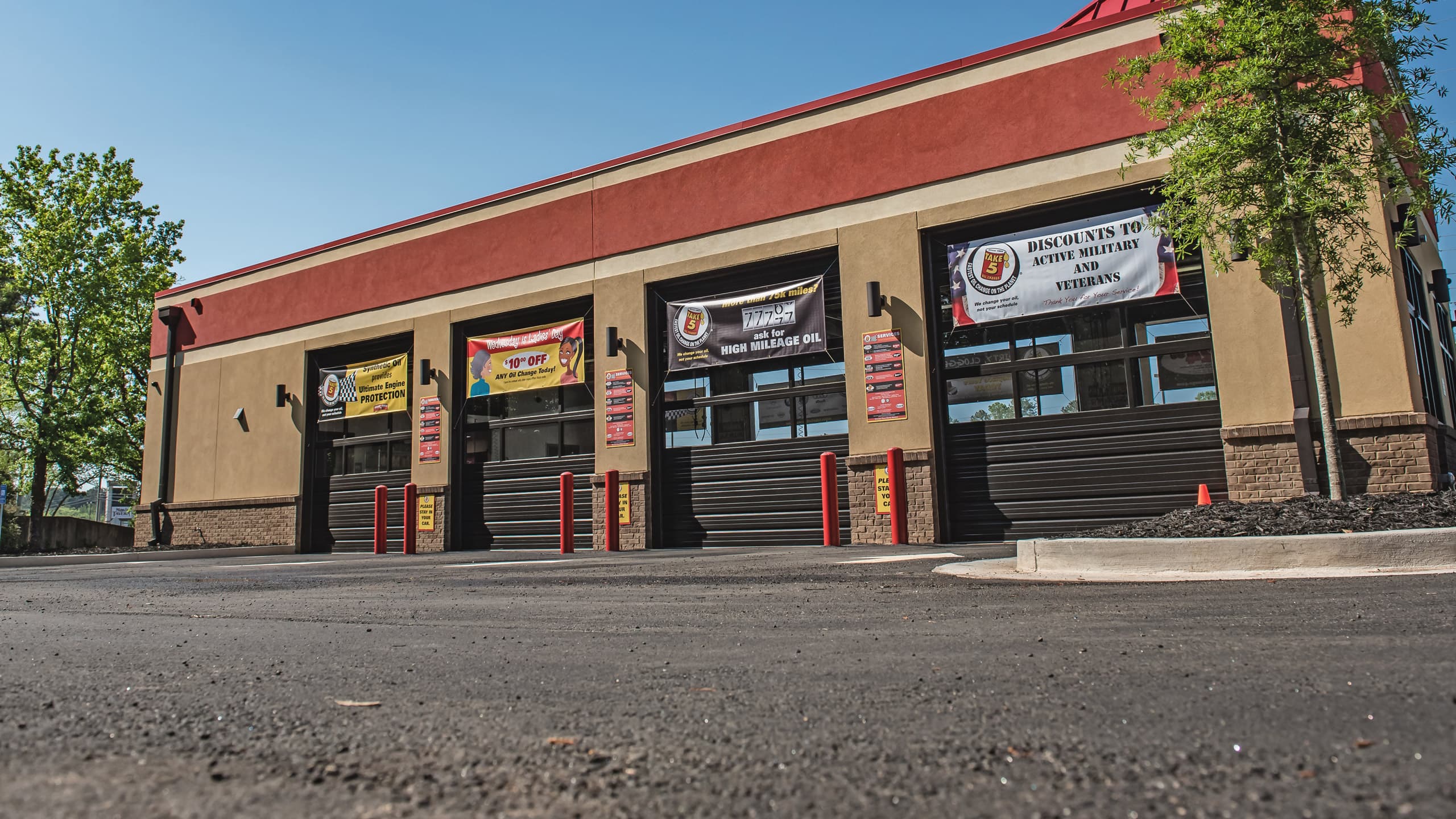 Commercial automotive service/mechanic building with commercial garage doors